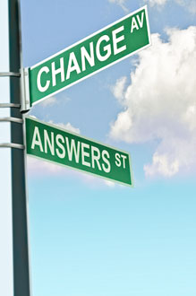 Ein Wegweiser auf dem die englischen Wörter Change(Veränderung) und Answers(Antworten) stehen